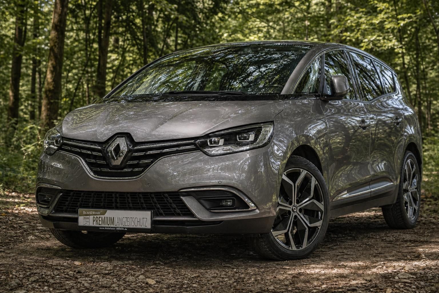 Renault Scenic Grand in Grau, Frontansicht im Wald