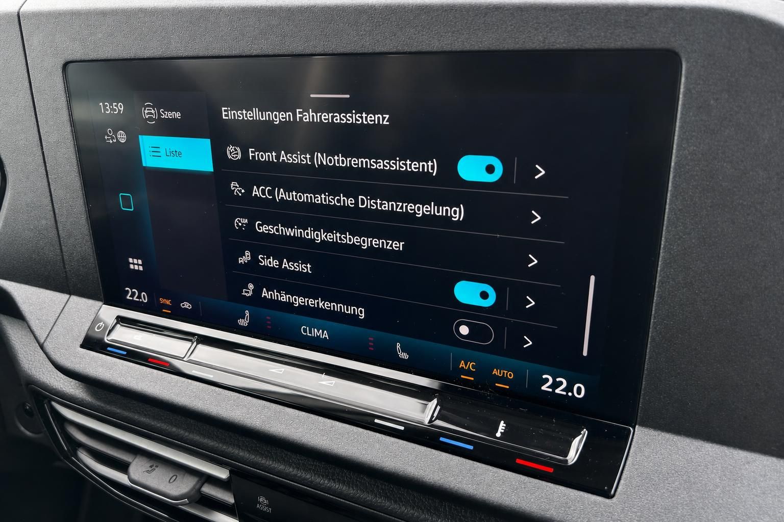 Touchscreen mit Fahrerassistenz-Einstellungen im Fahrzeug