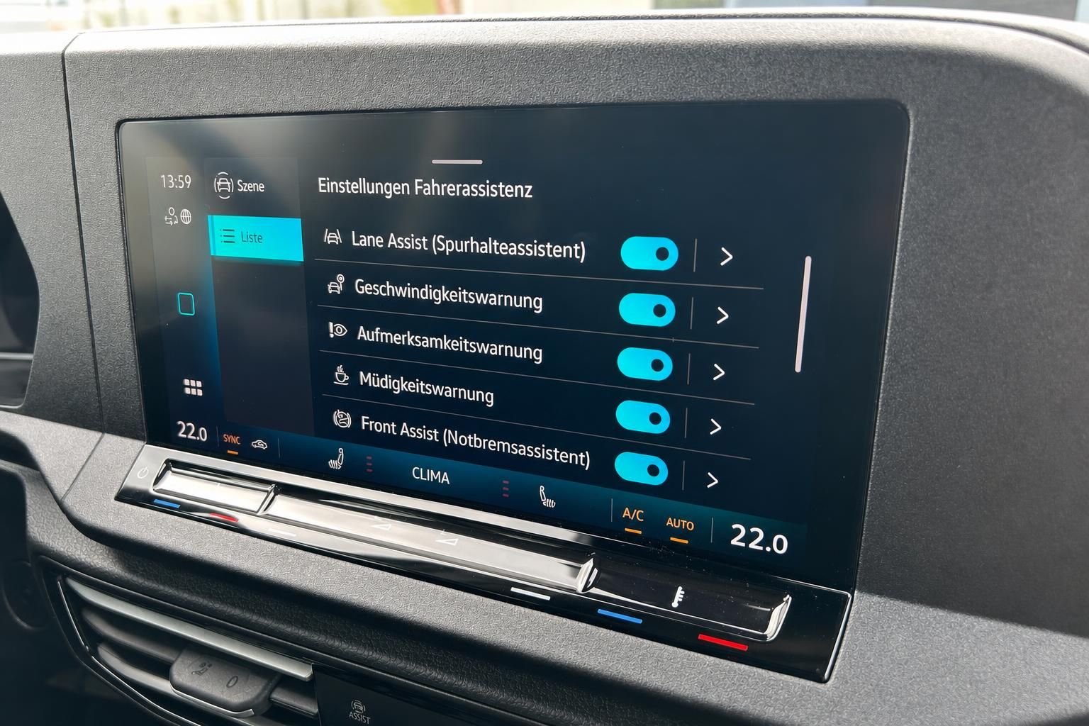 Fahrerassistenz-Menü mit Lane Assist auf dem Fahrzeugdisplay