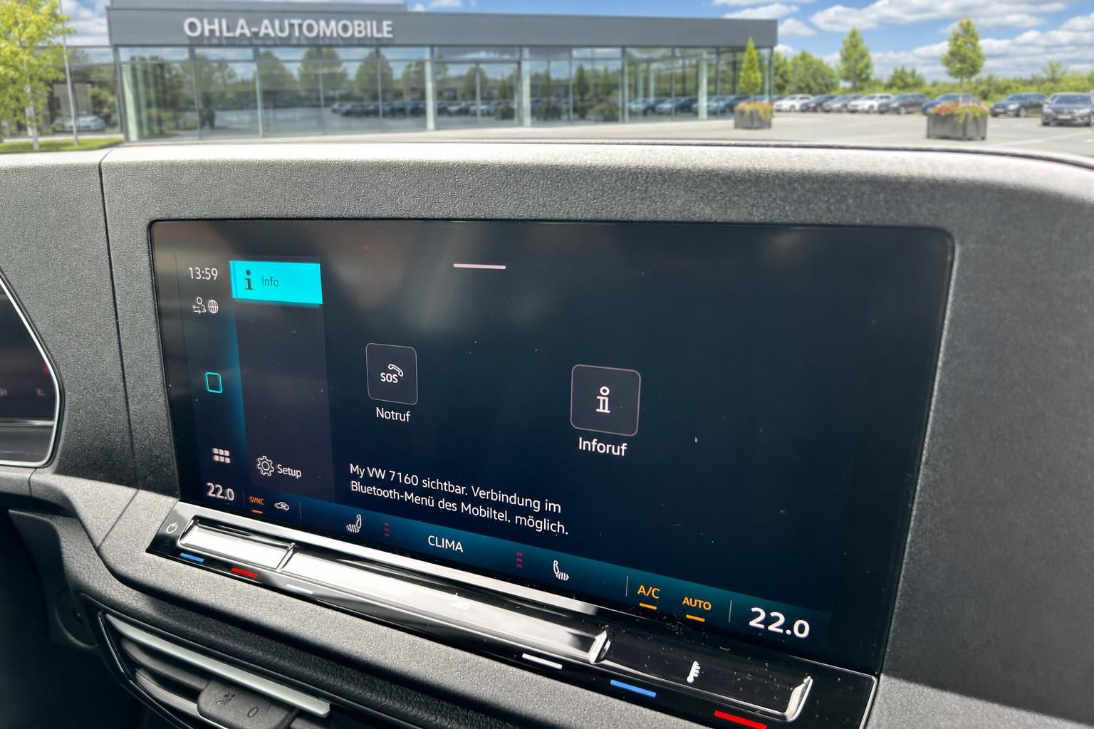 Infotainmentsystem mit Notruf-Funktion im Fahrzeuginnenraum