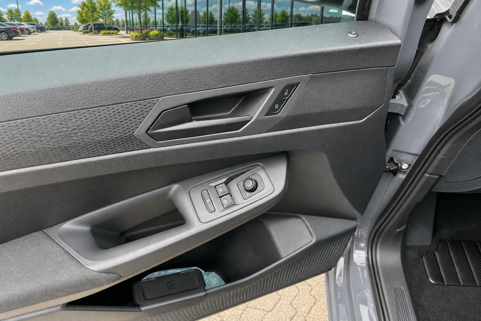 VW Caddy Türverkleidung mit Fensterhebern und Ablagefach im Detail