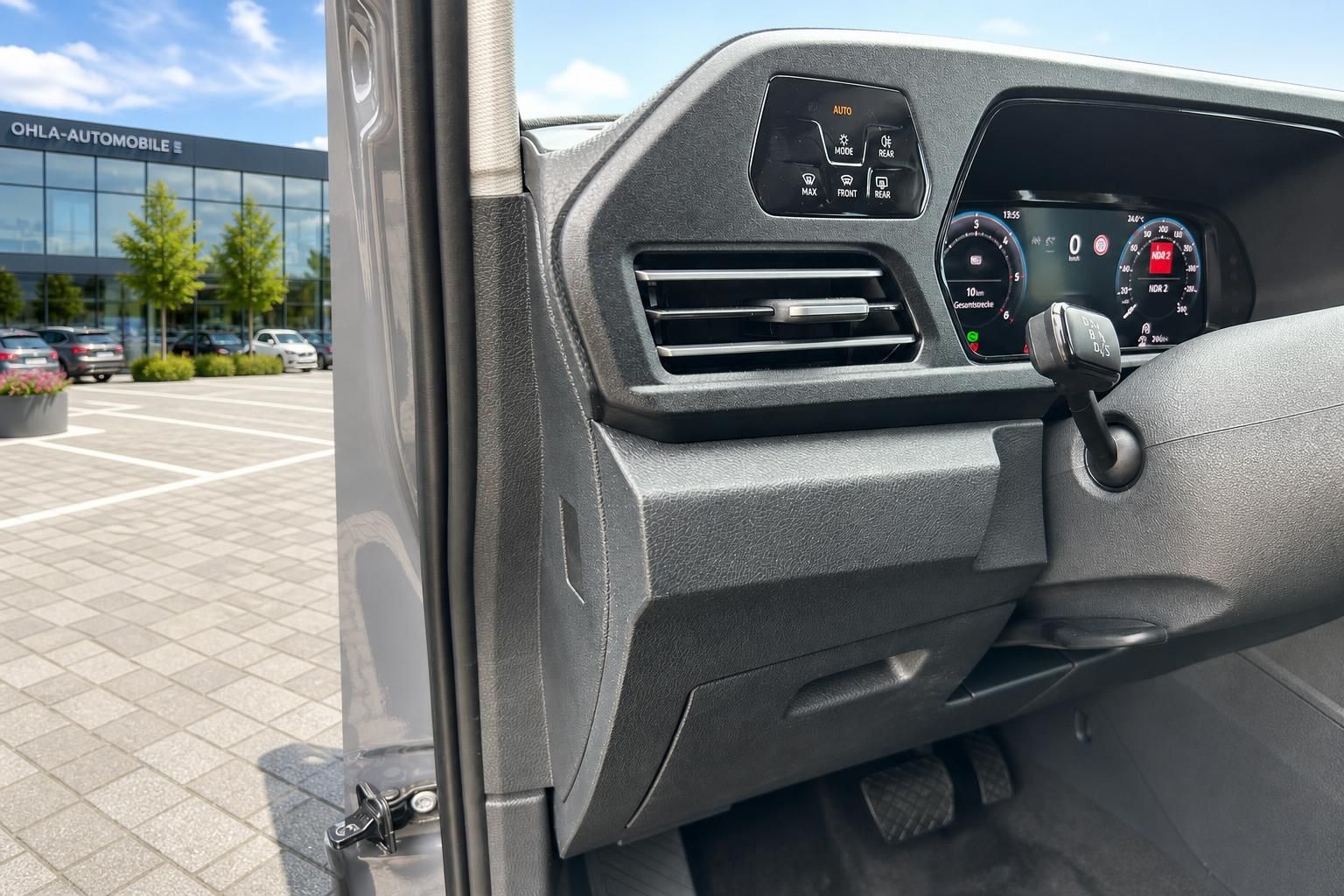 VW Caddy Cockpit Detail mit Lüftung, Digitalanzeige und Schlüssel