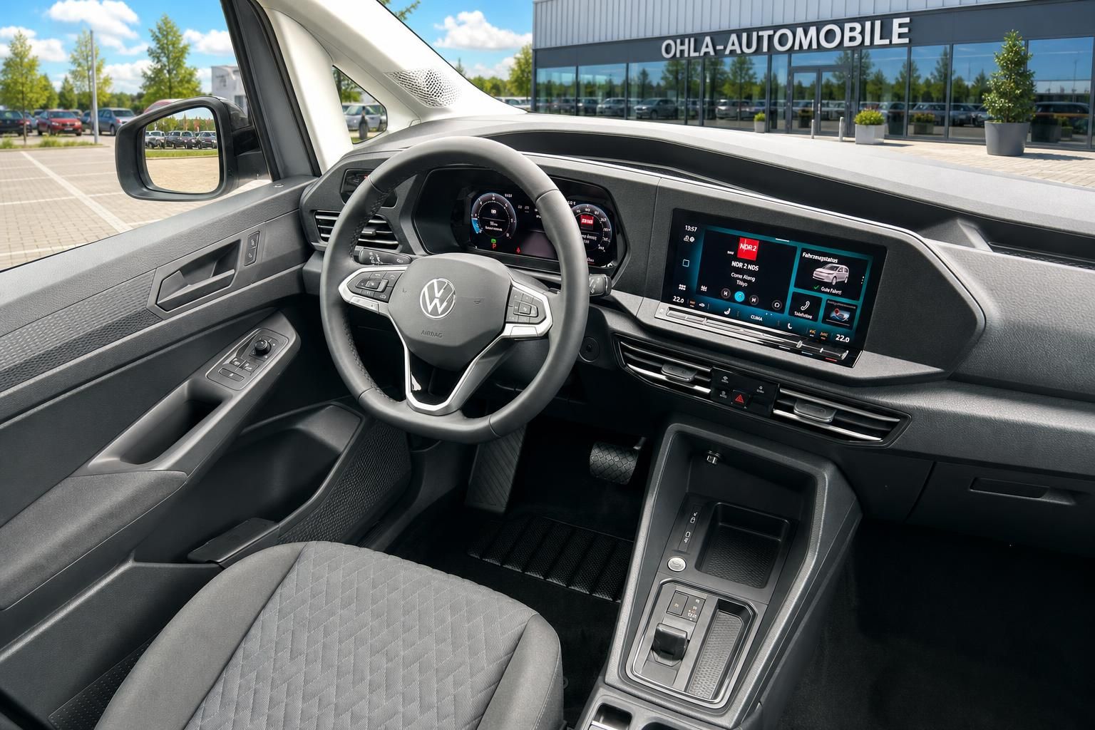 VW Cockpit mit Lenkrad und digitalem Cockpit im Detail