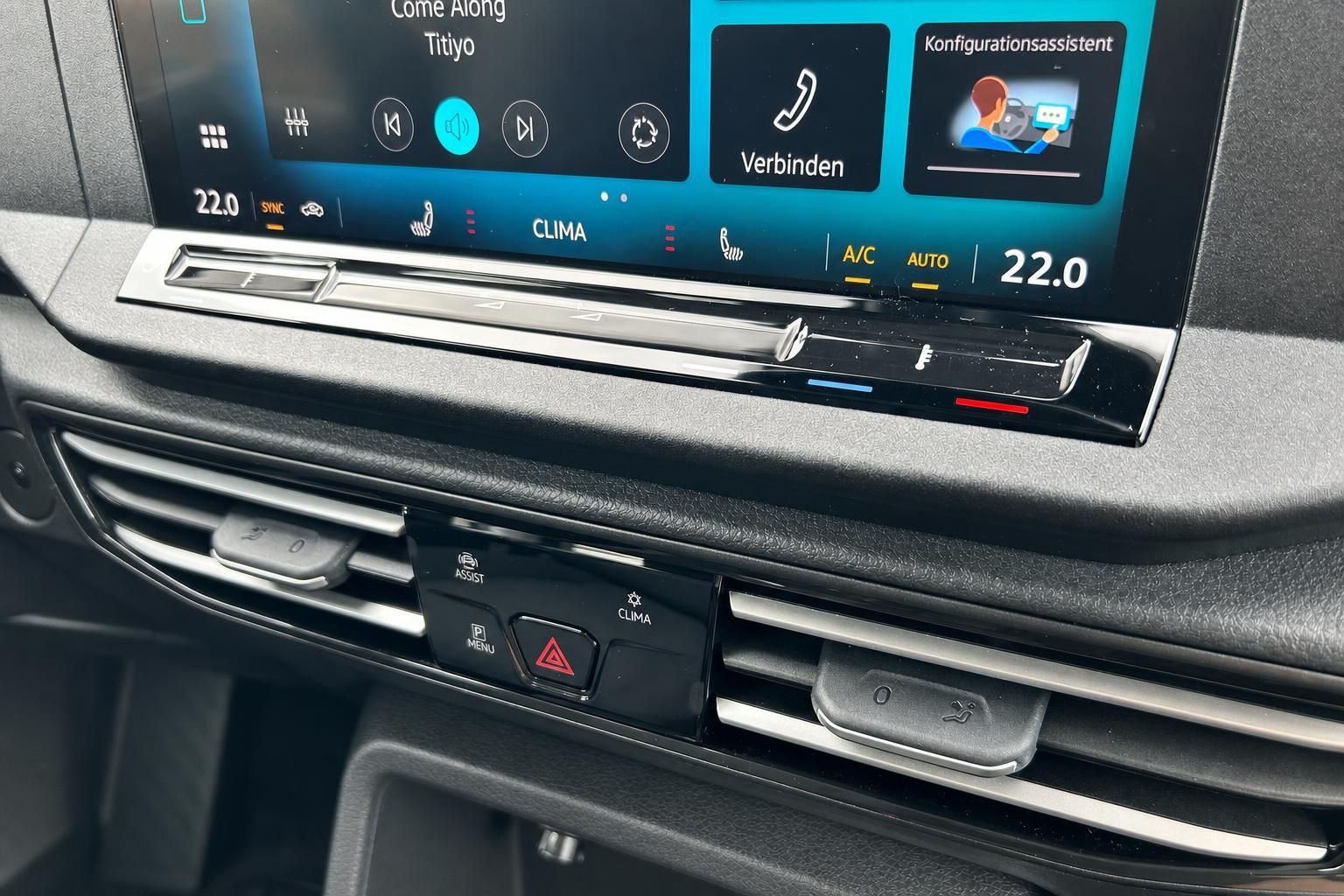 VW Infotainment Bildschirm mit Klimabedienung im Detail