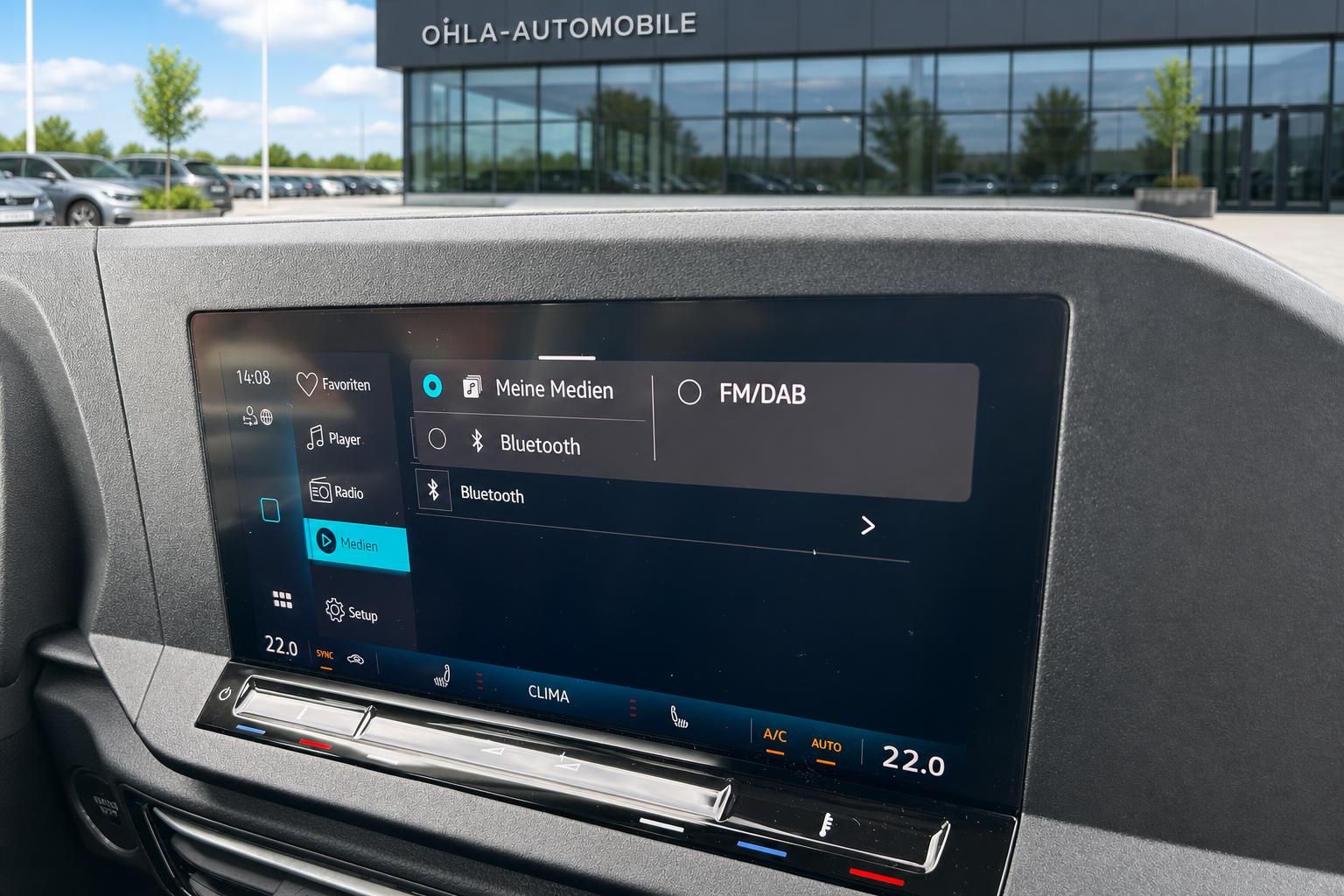 VW Infotainmentsystem mit Medien- und Bluetooth-Menü im Auto