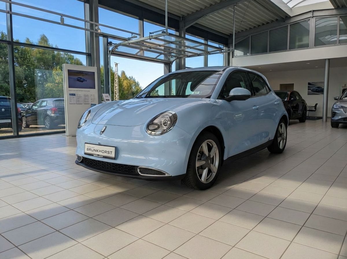 Hellblauer Ora Funky Cat Elektroauto in Autohaus Brunkhorst Ausstellungsraum