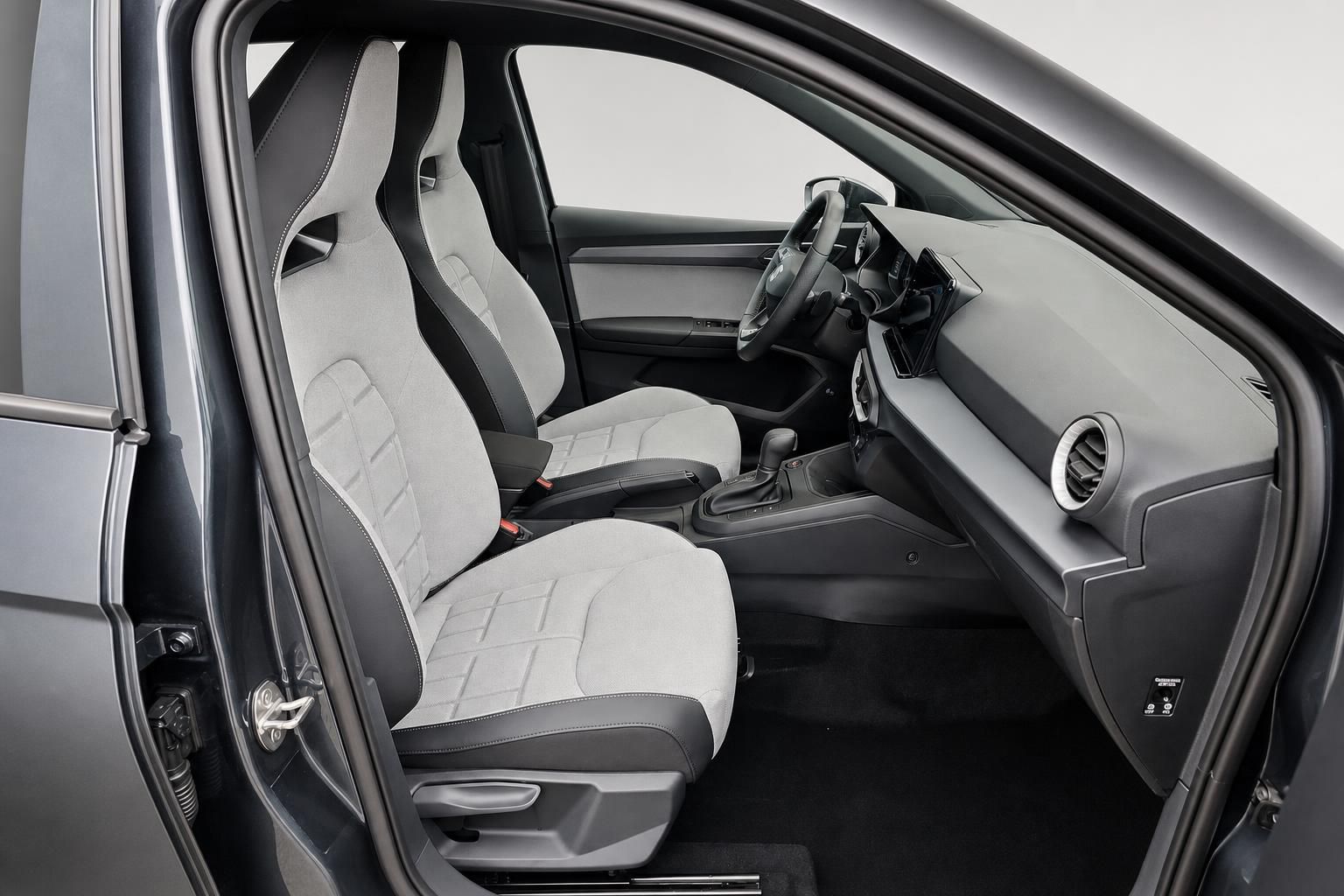 Seat Vordersitze und Armaturenbrett Innenraumansicht durch geöffnete Tür