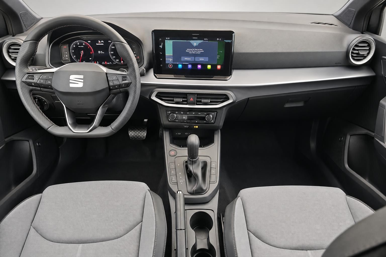 Seat Cockpit mit Lenkrad, Touchscreen und Automatikschaltung im Detail