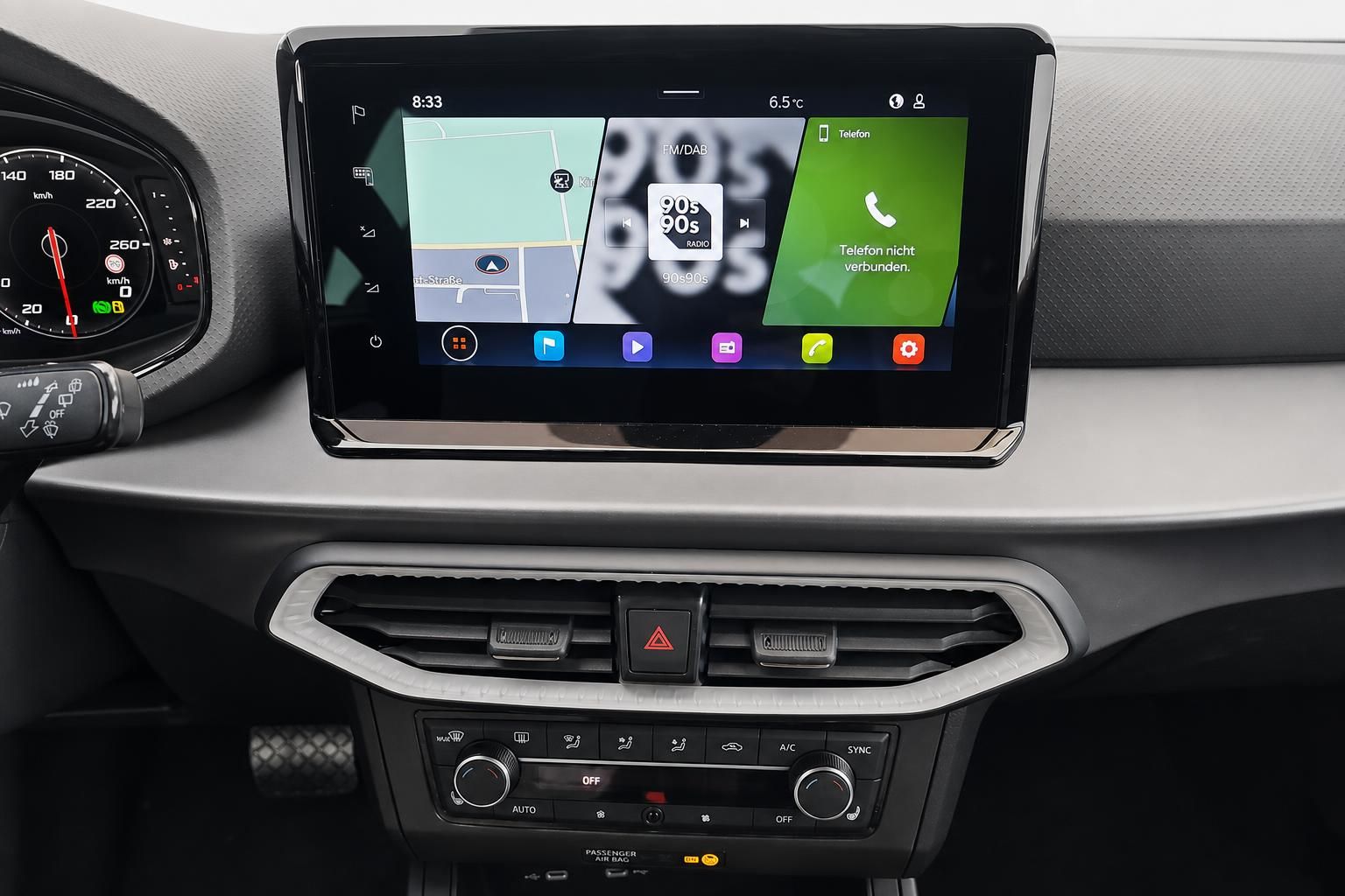 Seat Infotainment Touchscreen mit Navigation und Klimabedienung im Detail
