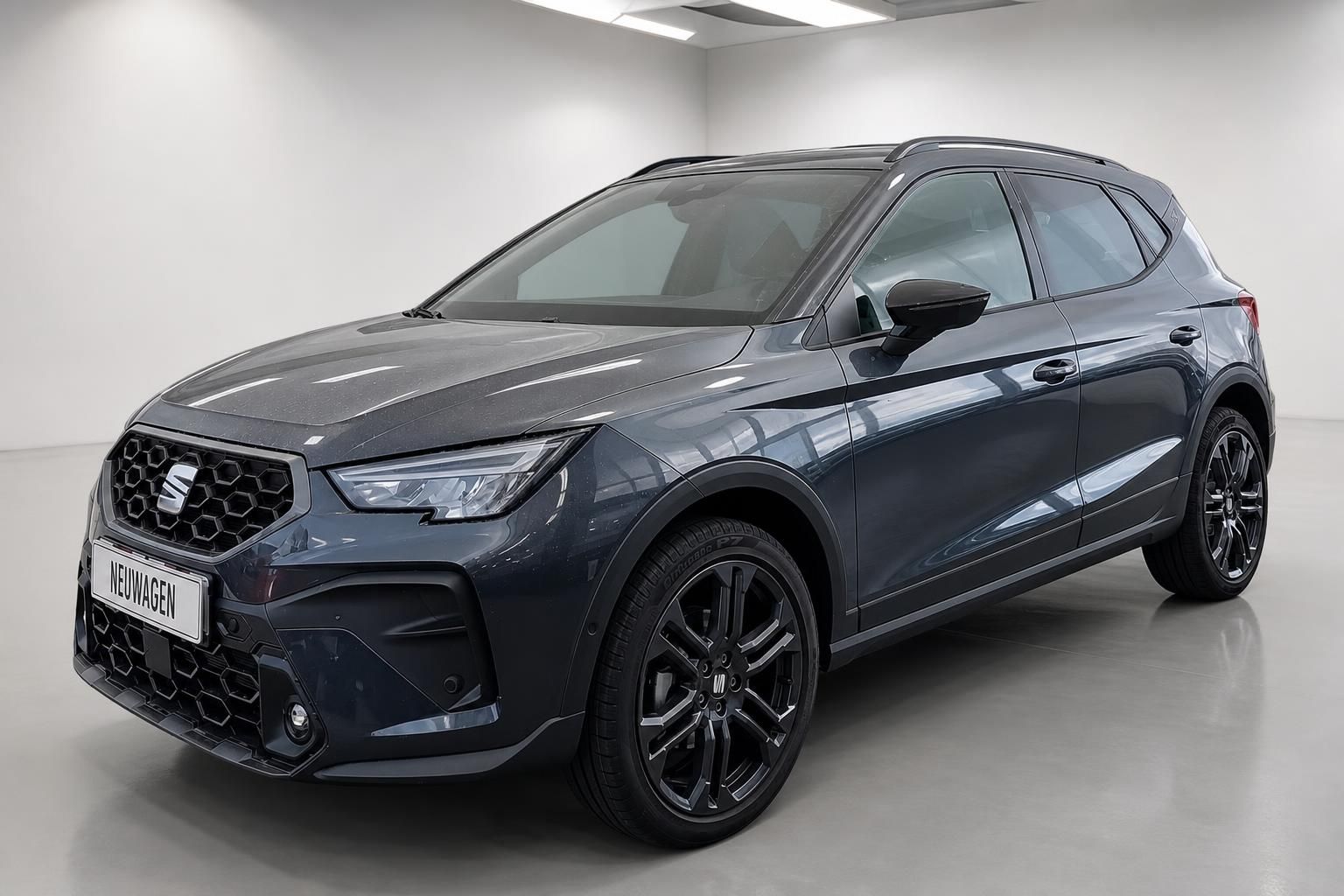 SEAT Arona FR anthrazit, Frontansicht schräg mit schwarzen Felgen