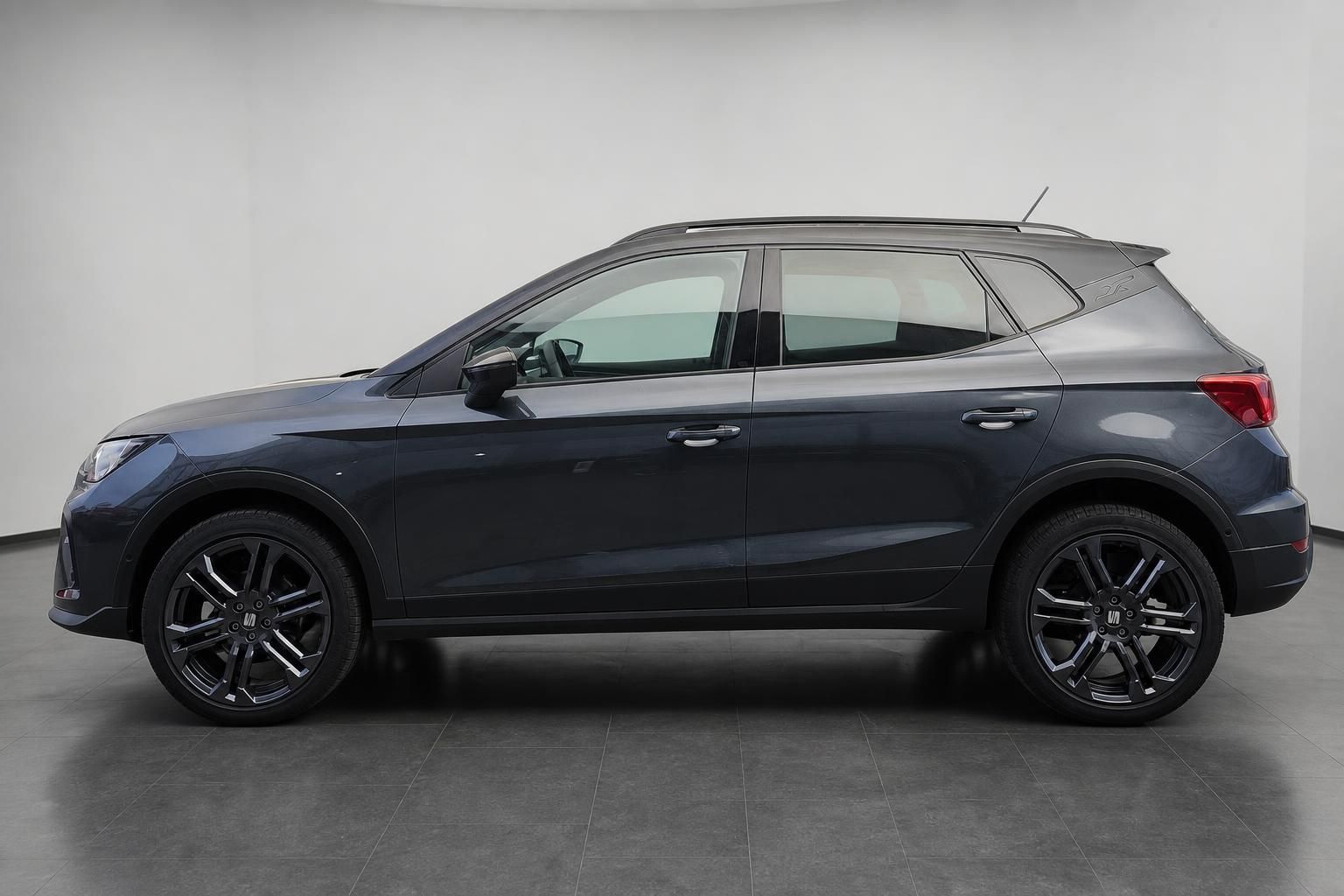 SEAT Arona FR dunkelblau, Seitenansicht als Neuwagen im Studio