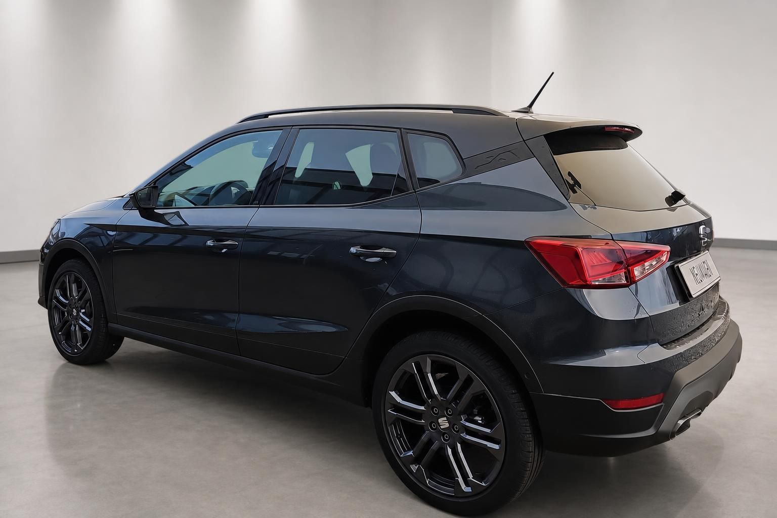 SEAT Arona schwarz, Heck-Seitenansicht im Studio