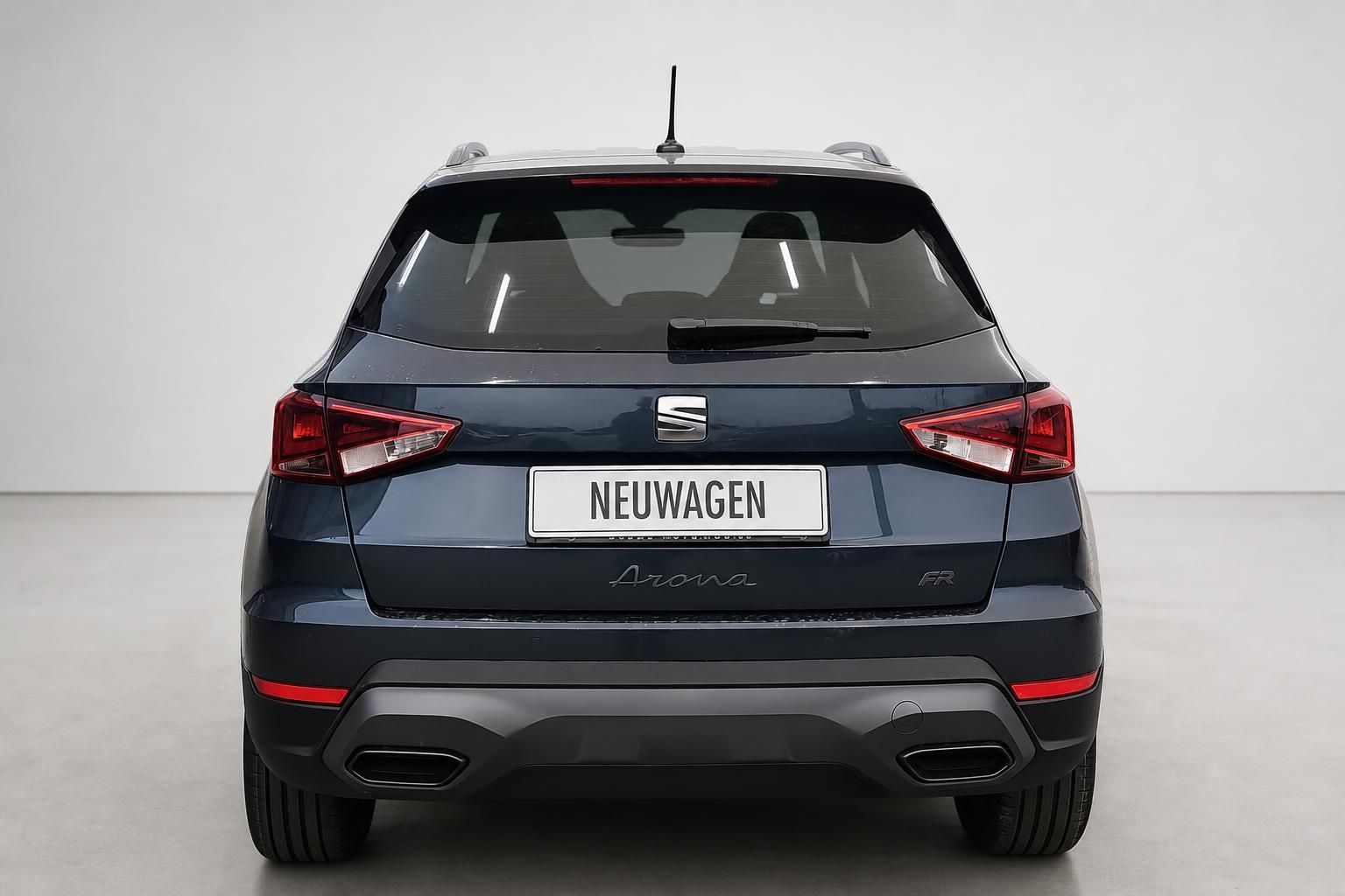 SEAT Arona FR in Blau, Heckansicht im Fotostudio