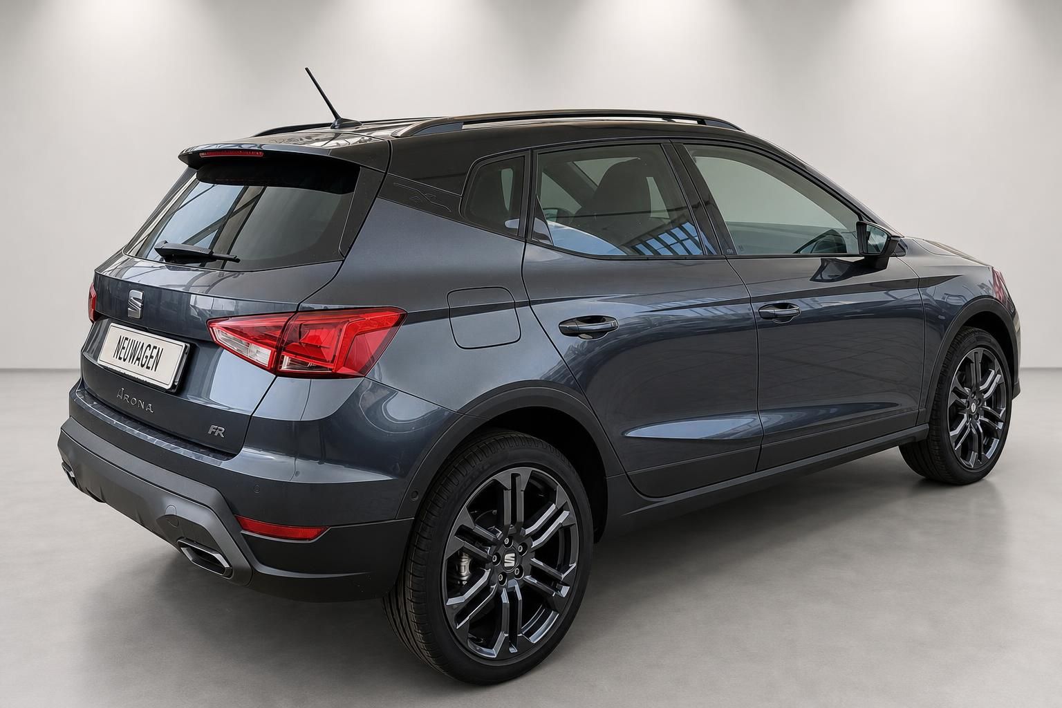 SEAT Arona FR grau, Heckansicht schräg mit Alufelgen im Studio
