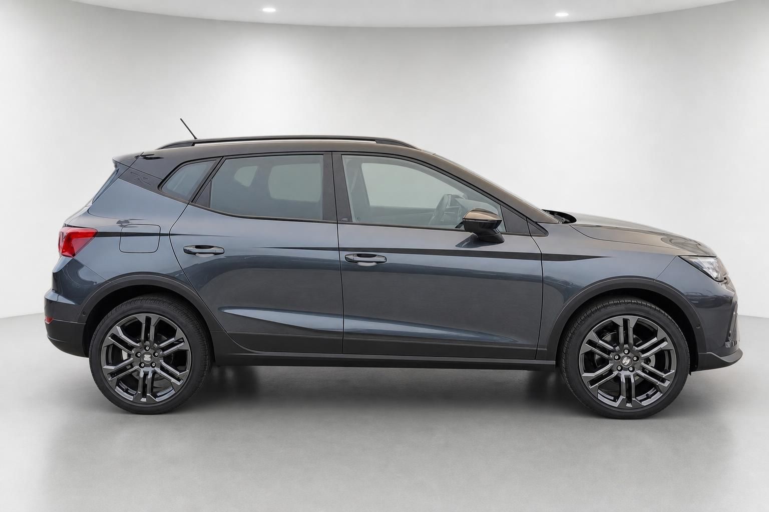 SEAT Arona in Grau, Seitenansicht mit Alufelgen