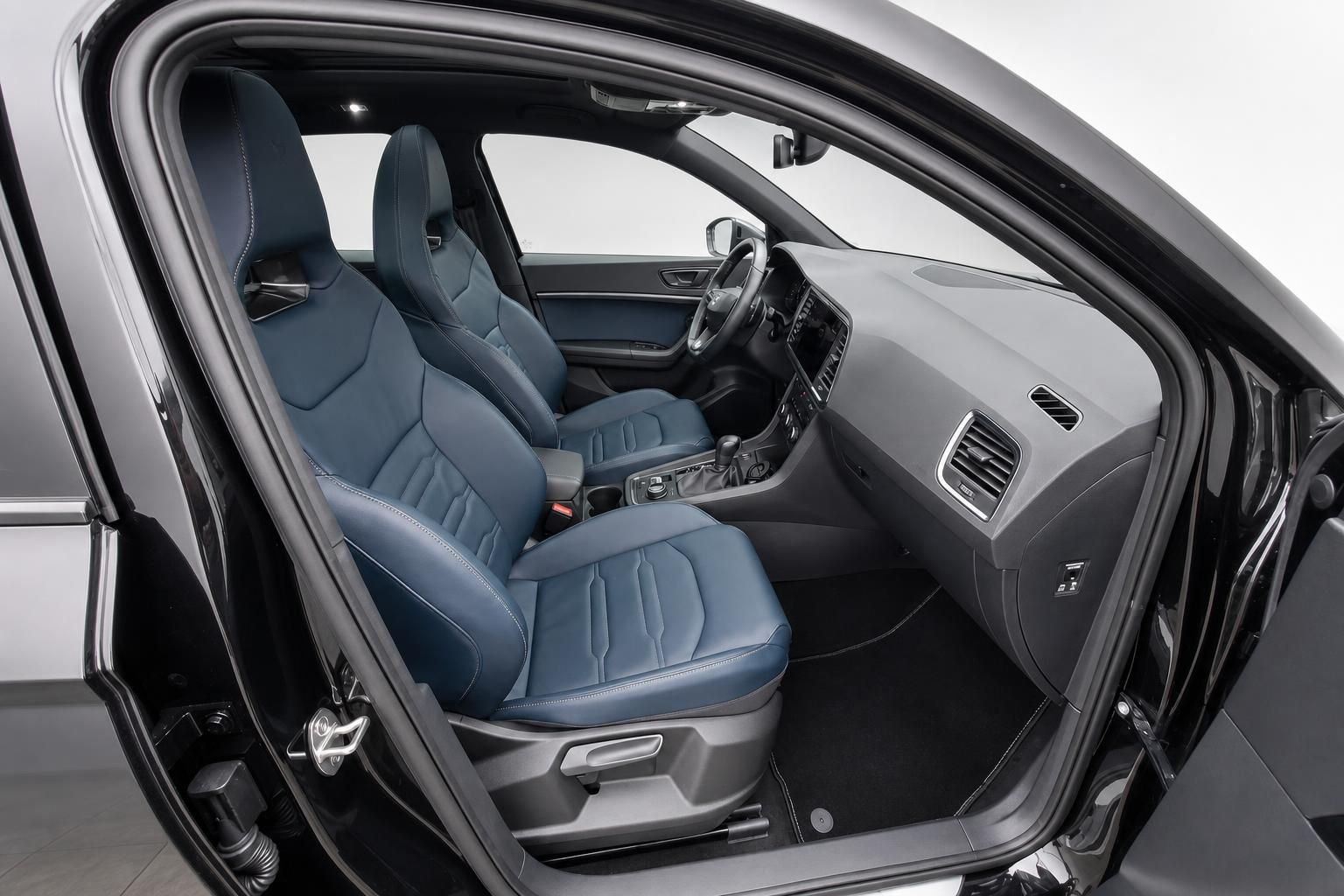 Cupra Ateca Innenraum Vordersitze mit blauem Leder