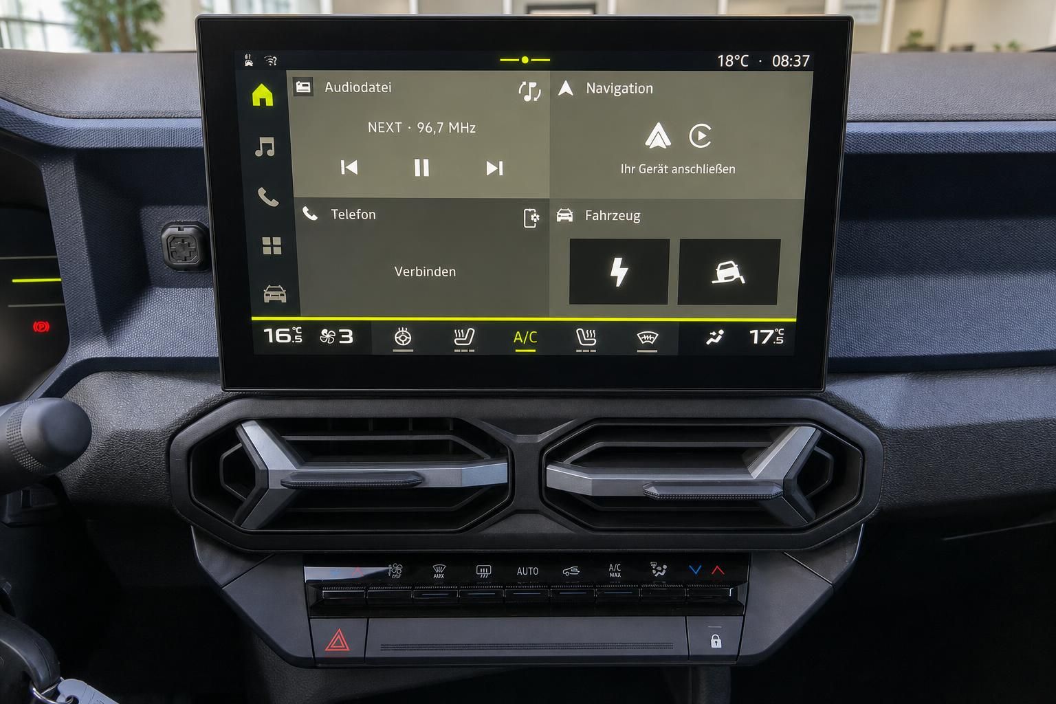 Infotainment-Touchscreen mit Navigation und Klimabedienung im Cockpit
