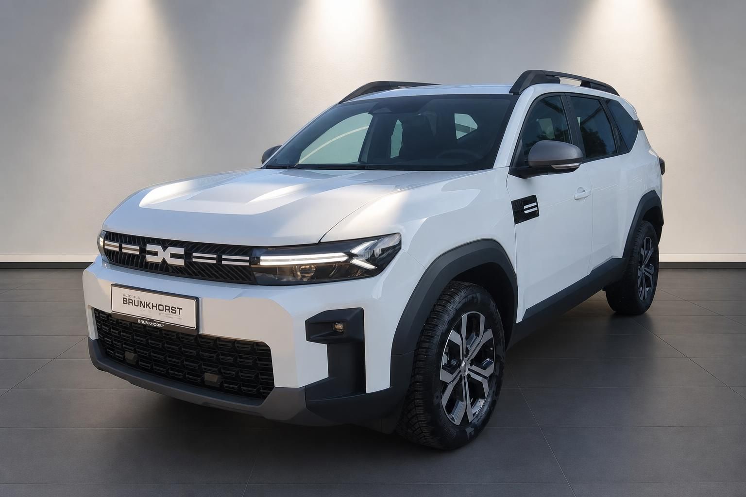 Dacia Bigster weiß, Frontansicht schräg im Autohaus Brunkhorst