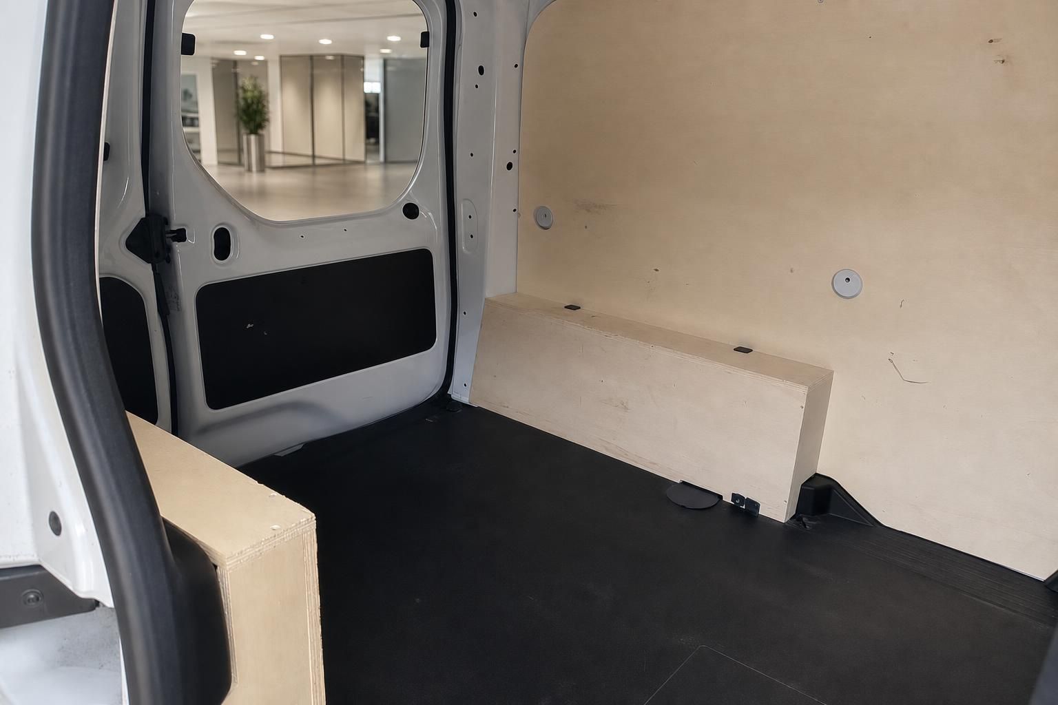 Geräumiger Nutzfahrzeug-Laderaum mit Holzverkleidung und praktischer Innenausstattung