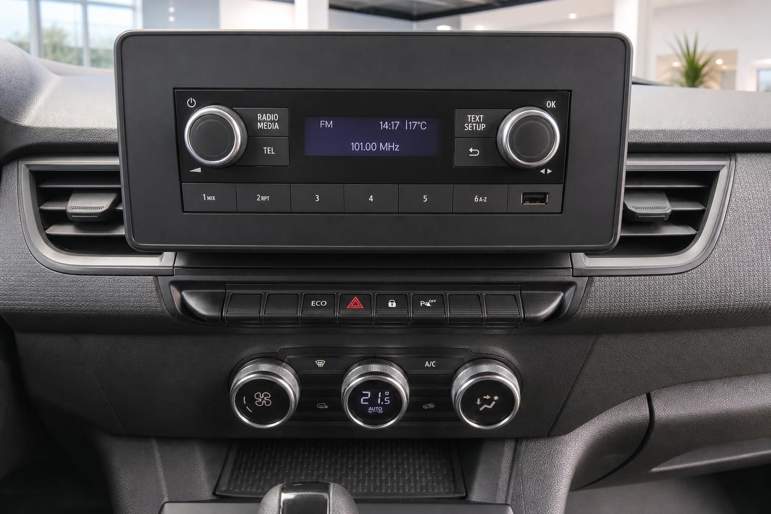 Fahrzeug-Infotainmentsystem mit Radio-Display und Klimaanlage-Bedieneinheit im Cockpit