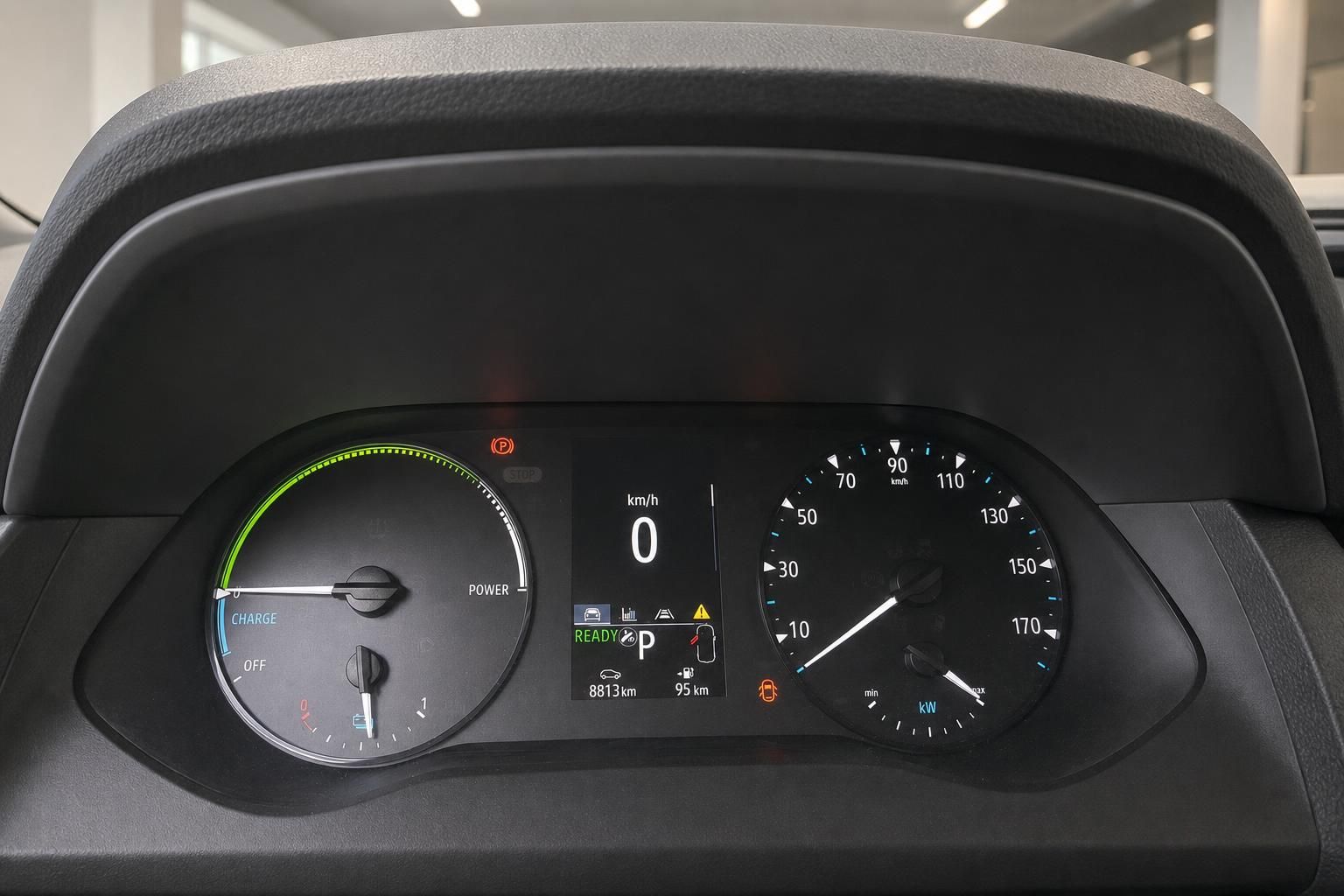 Digitales Kombiinstrument eines Elektrofahrzeugs mit Power-Anzeige und Tachometer bis 170 km/h