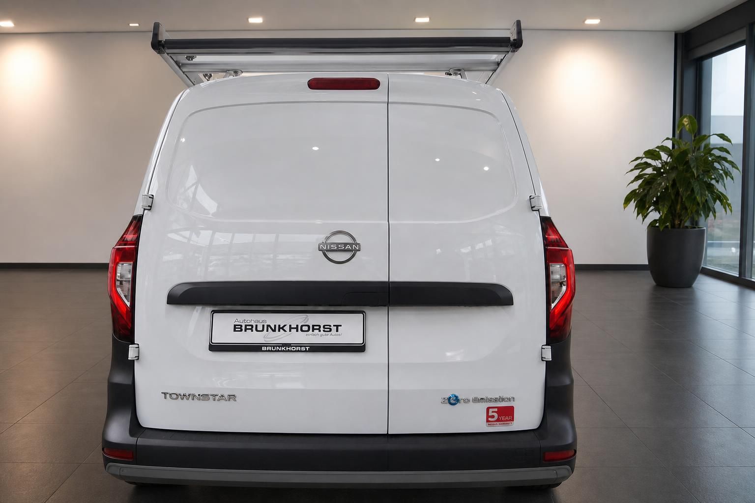 Nissan Townstar Heckansicht mit Hecktüren und Dachträger - weißer Nutzfahrzeug