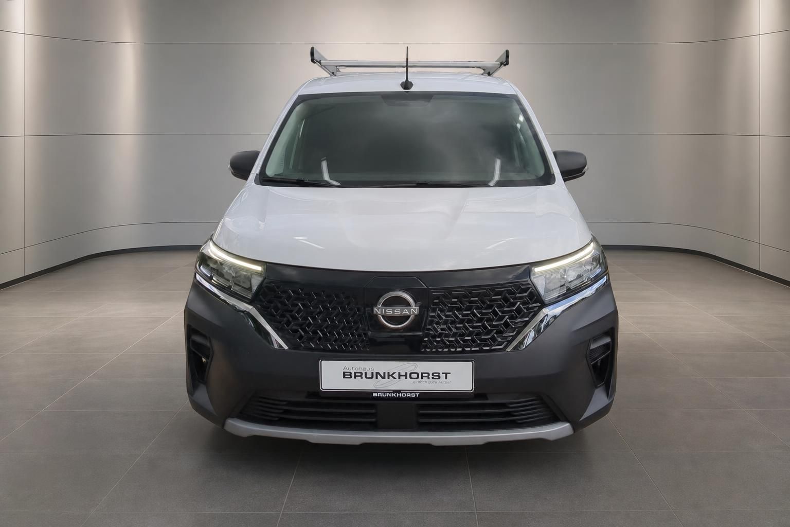 Nissan Townstar Frontansicht mit charakteristischem V-Motion Kühlergrill und LED-Scheinwerfern