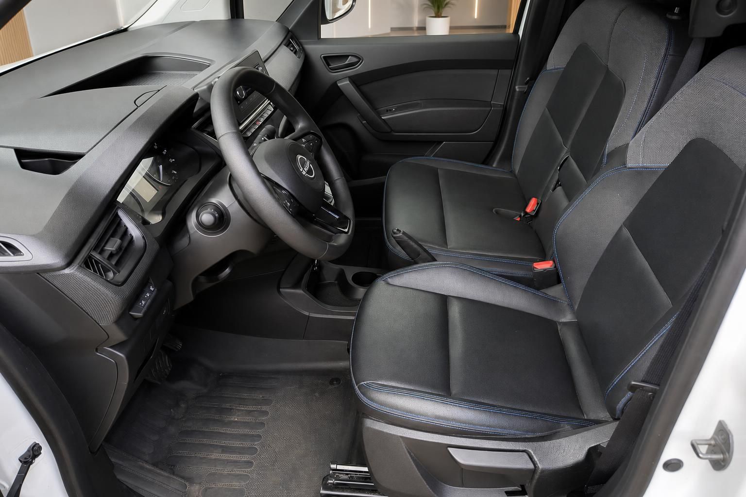 Nissan Townstar Innenraum mit schwarzen Sitzen und modernem Cockpit-Design