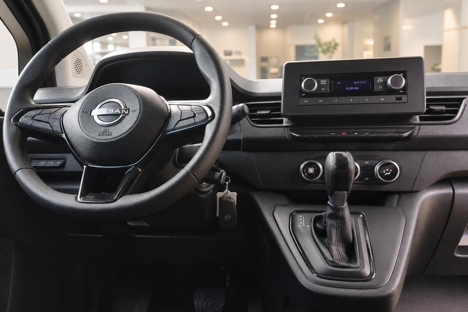 Nissan Fahrzeug Armaturenbrett mit digitalem Display und modernem Lenkrad im Innenraum