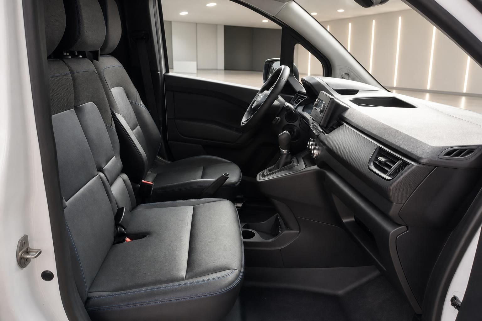 Moderner Fahrzeug-Innenraum mit grauen Stoffsitzen und ergonomischem Cockpit-Design