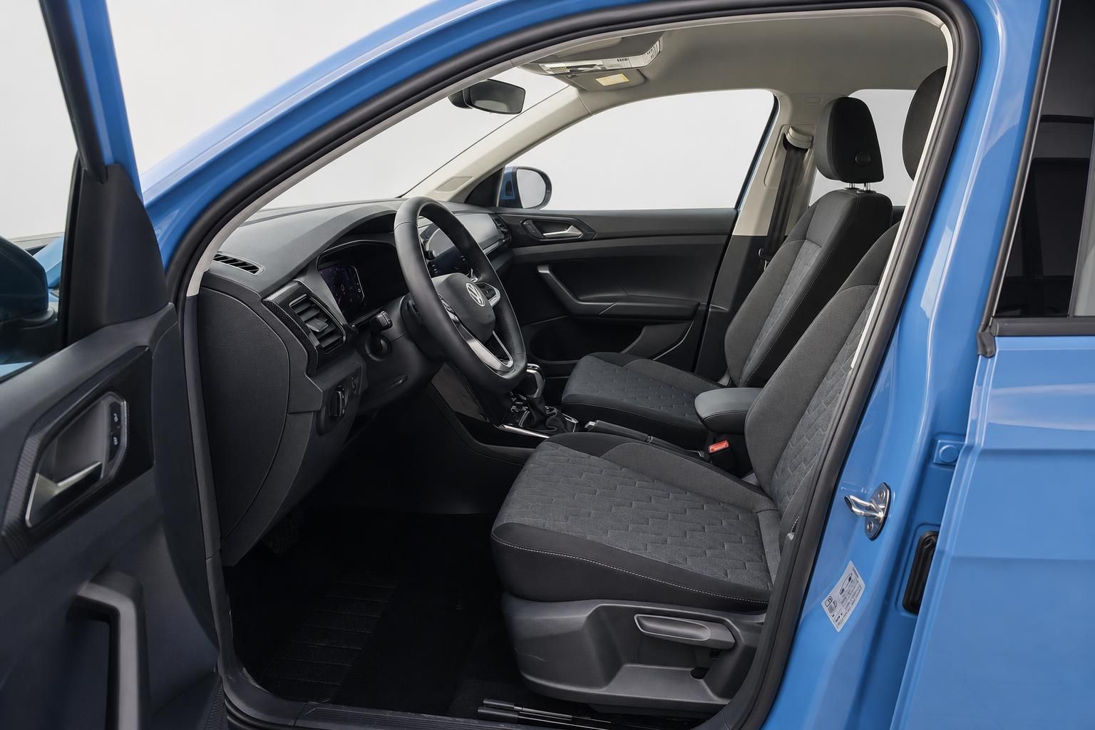 Fahrersitz und Cockpit des VW T-Cross in Blau