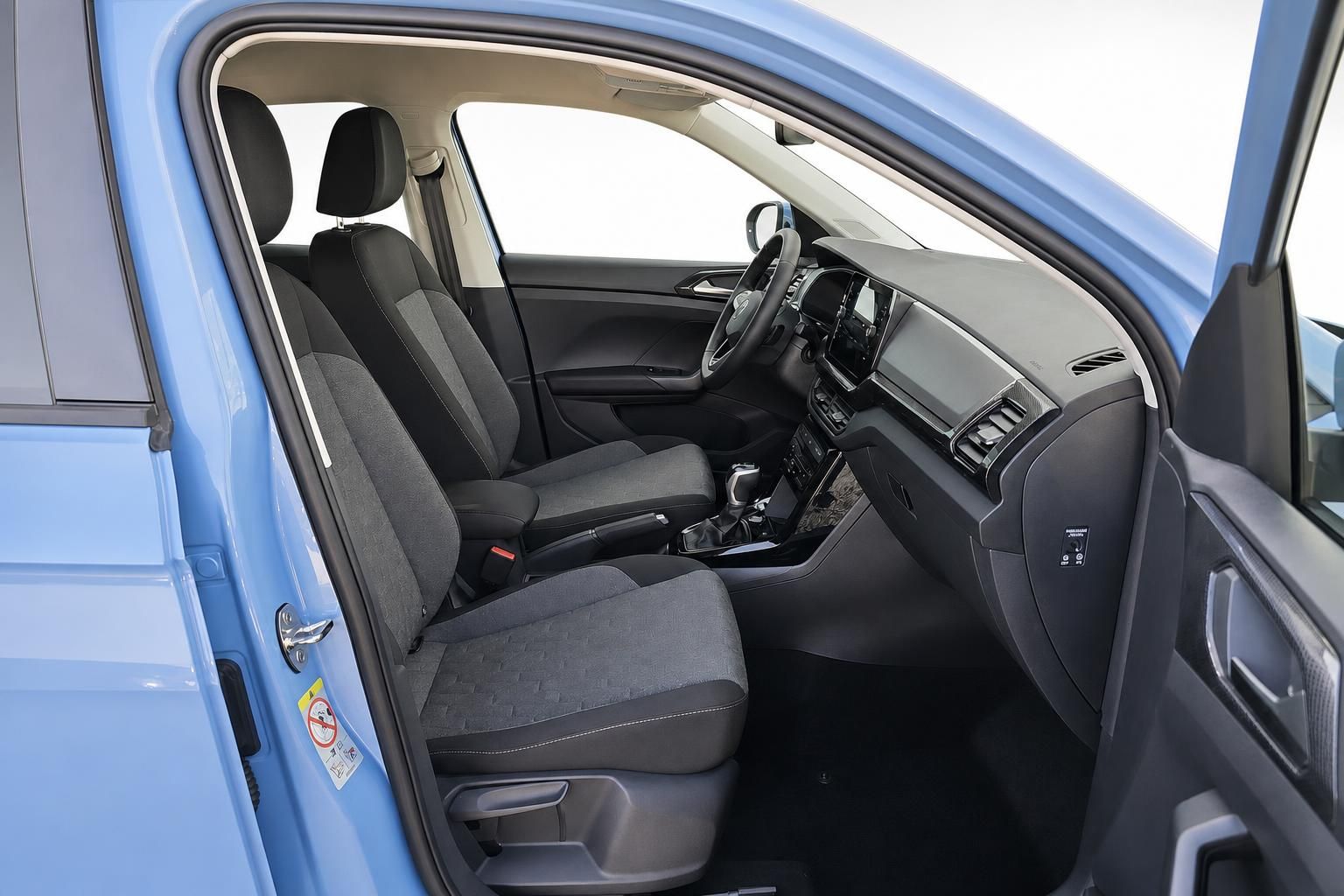 Innenraum VW T-Cross mit Blick auf Vordersitze und Cockpit