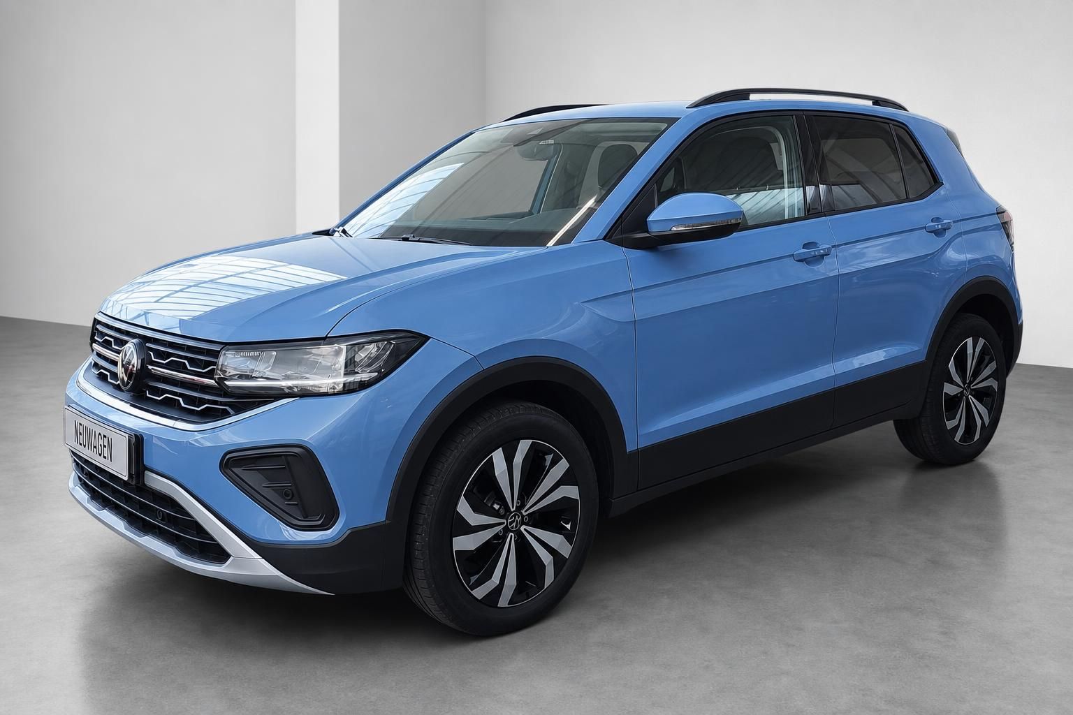 VW T-Cross blau, Frontansicht schraeg im Studio