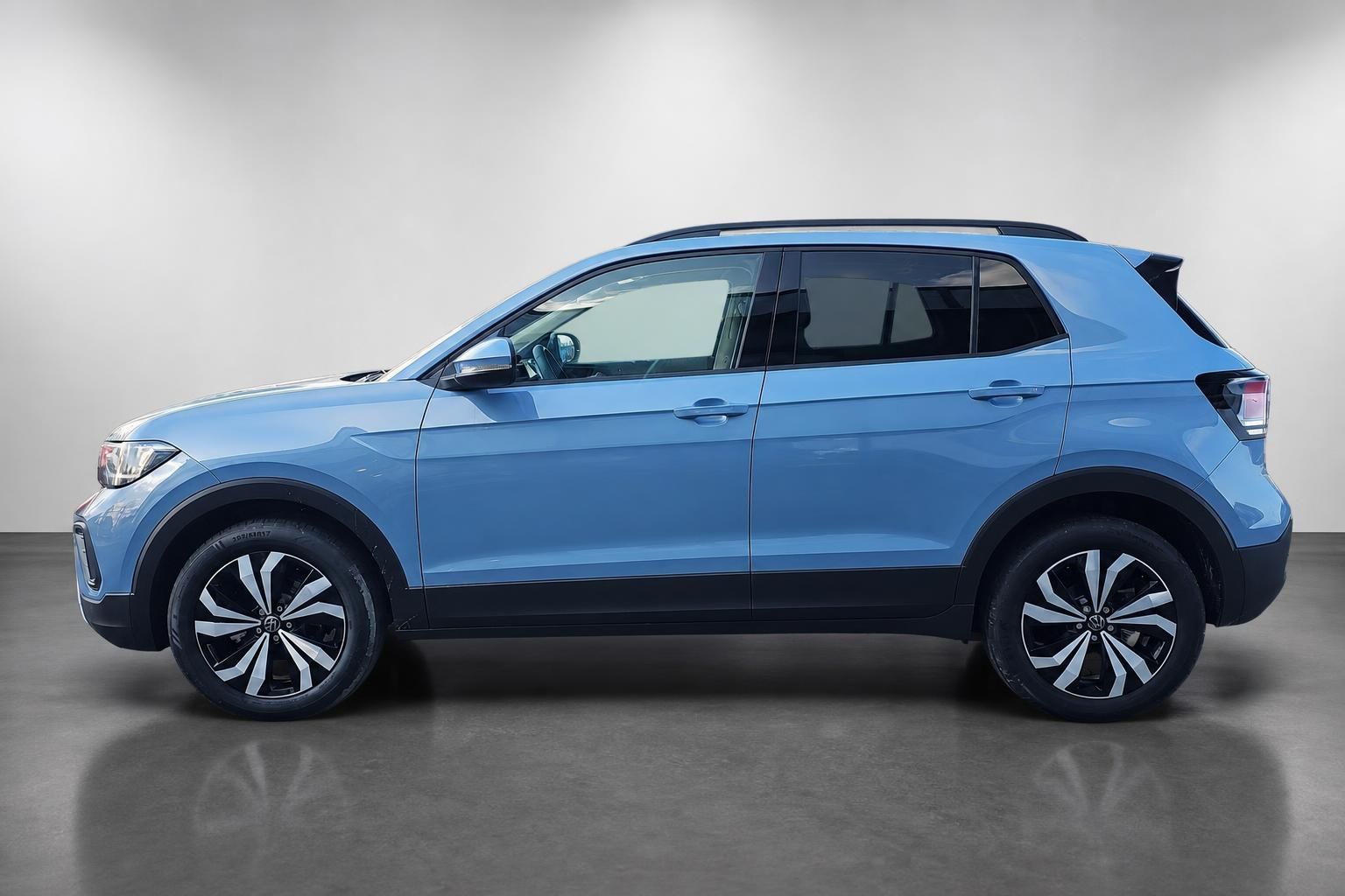 VW T-Cross in Blau, Seitenansicht im Studio