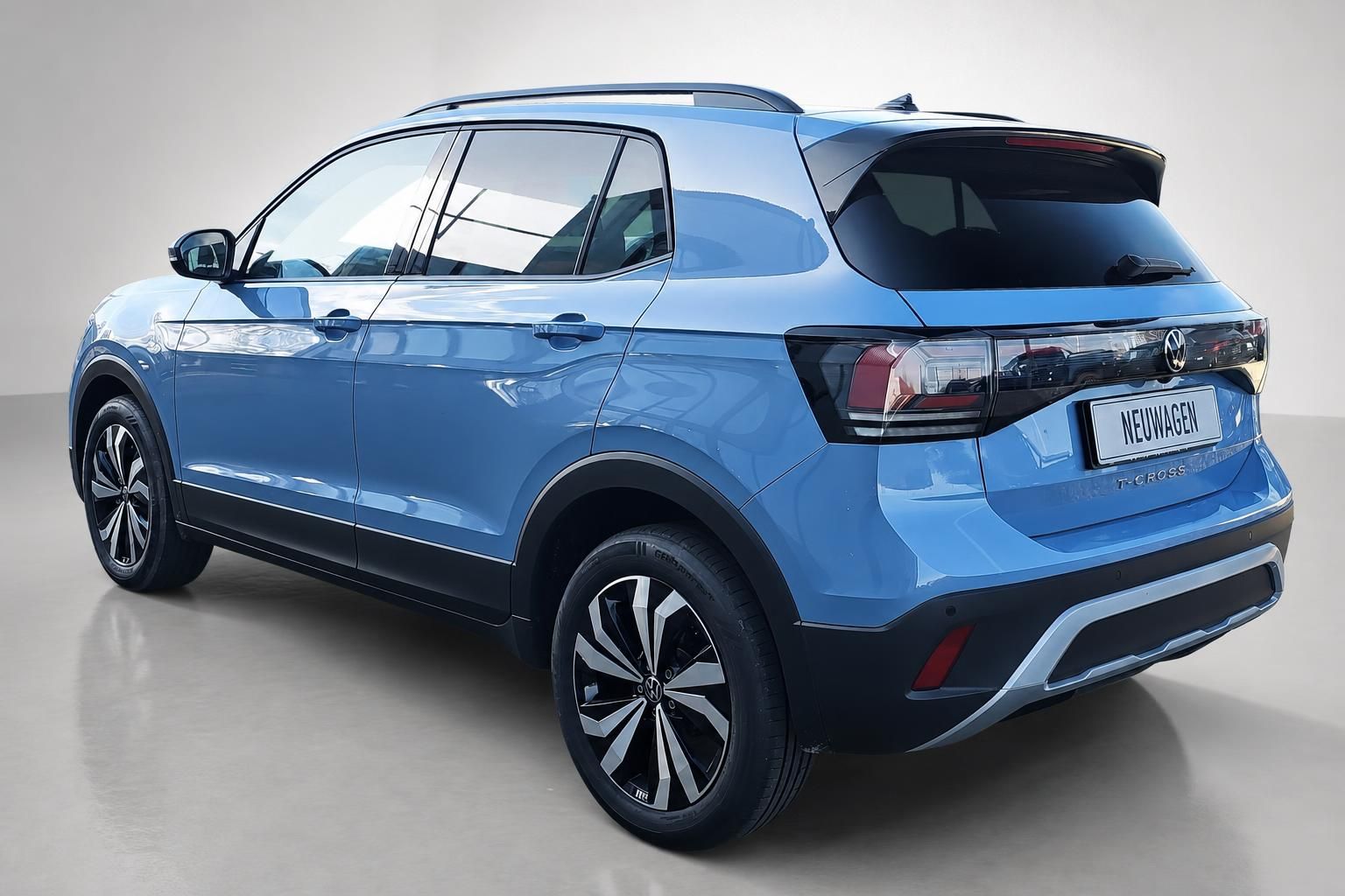 VW T-Cross blau, Heckansicht schraeg im Studio