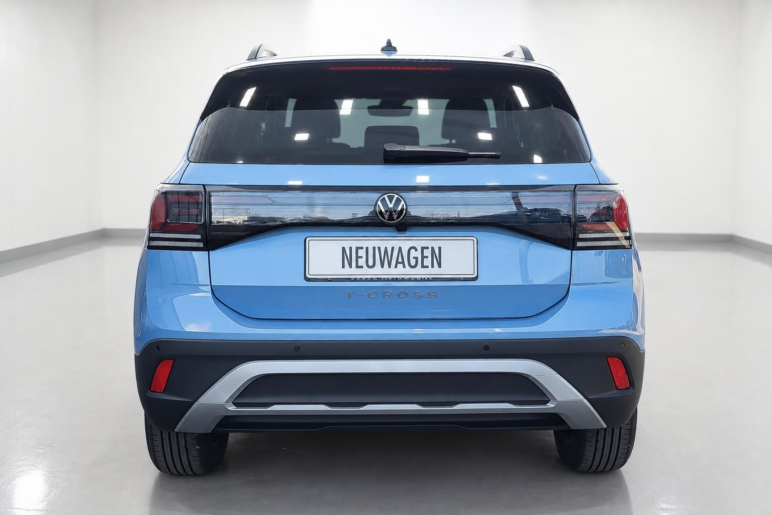 VW T-Cross in Blau, Heckansicht im Studio