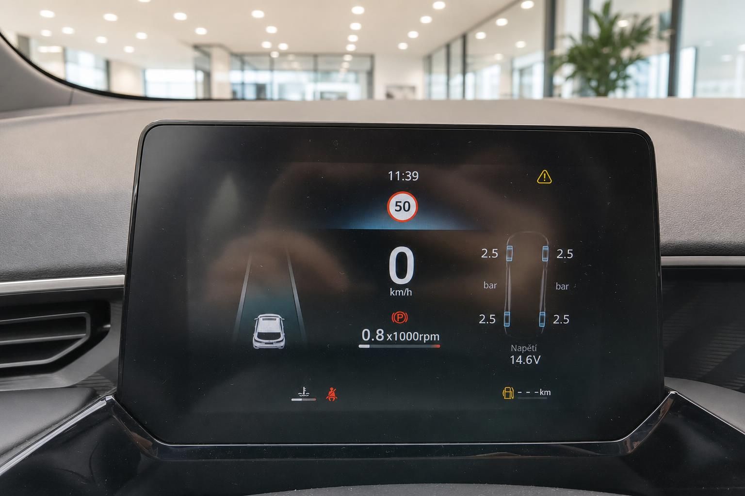 Auto Infotainment Display mit Geschwindigkeitsanzeige und Reifendruckkontrolle im Fahrzeug-Cockpit