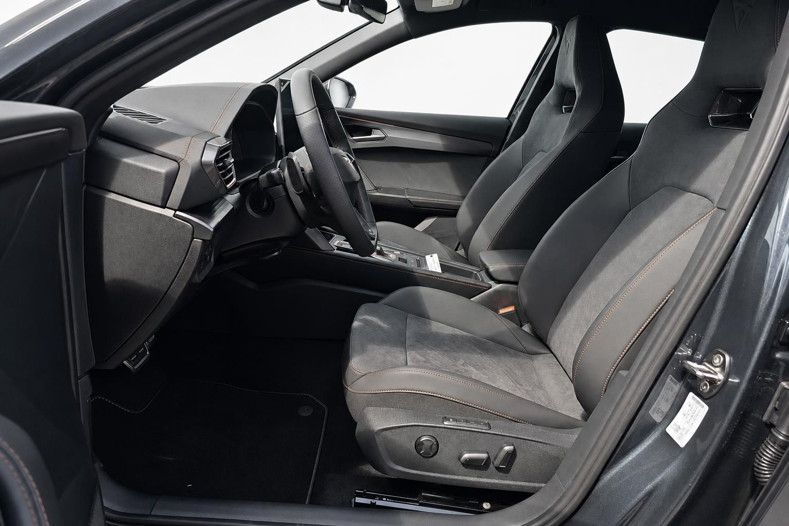 Cupra Innenraum Vordersitze mit Sportsitzen und Cockpit