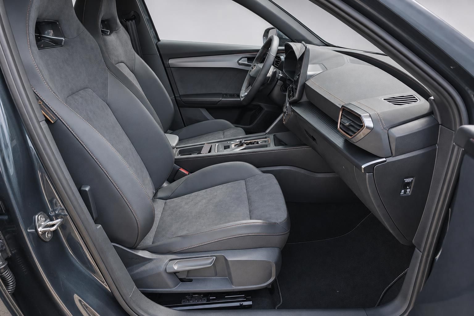Cupra Interieur Sportsitze und Armaturenbrett Detailansicht