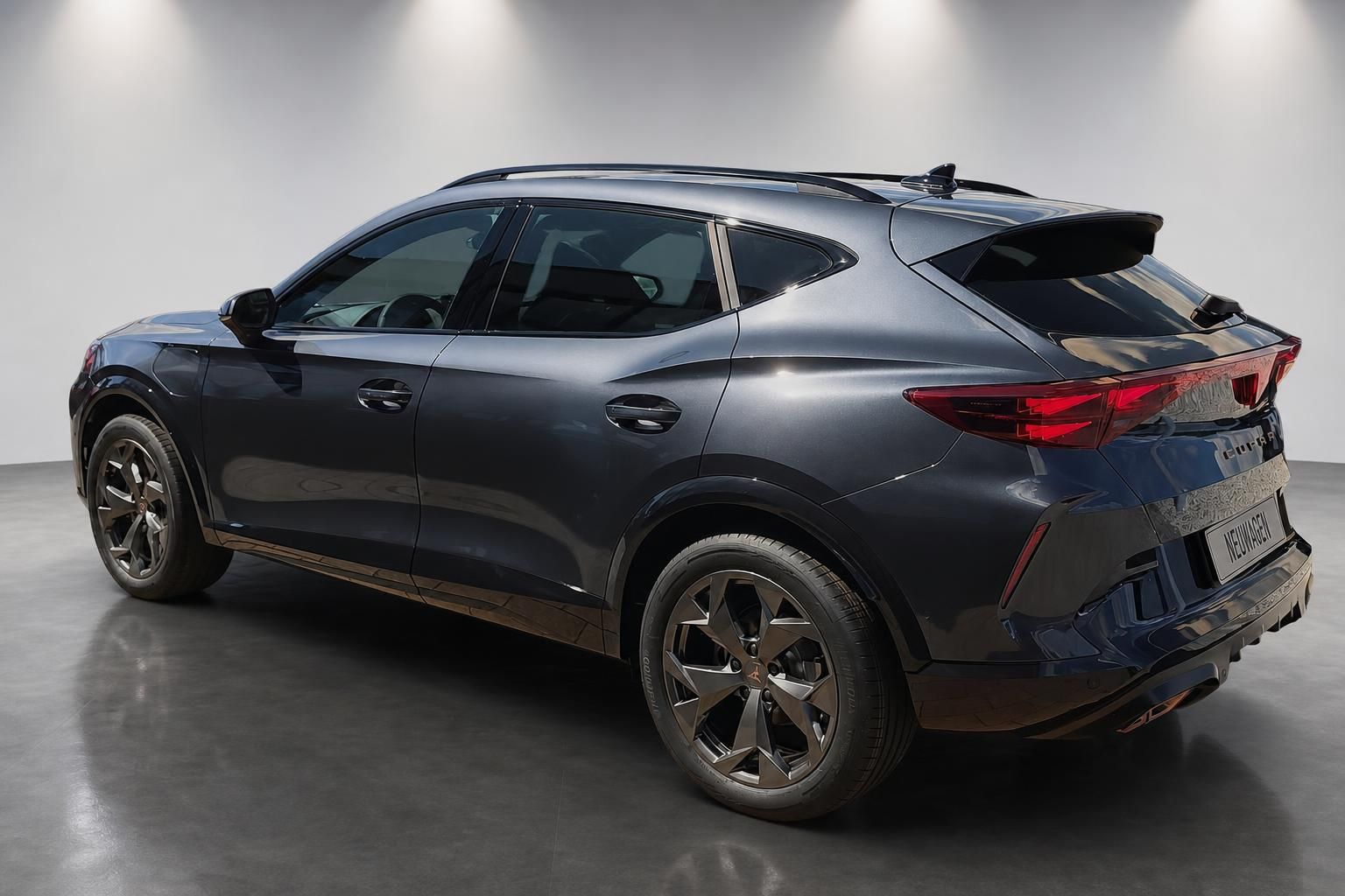 Cupra Formentor grau Heckansicht seitlich im Studio