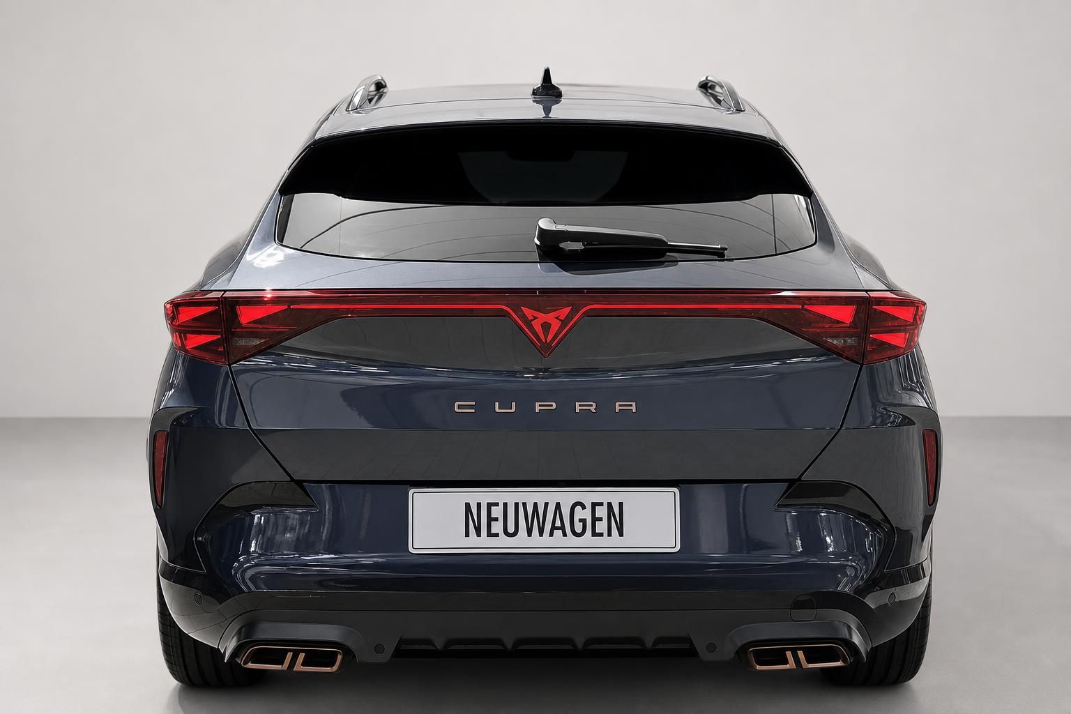 Cupra Formentor Neuwagen in Grau-Blau, Heckansicht im Studio