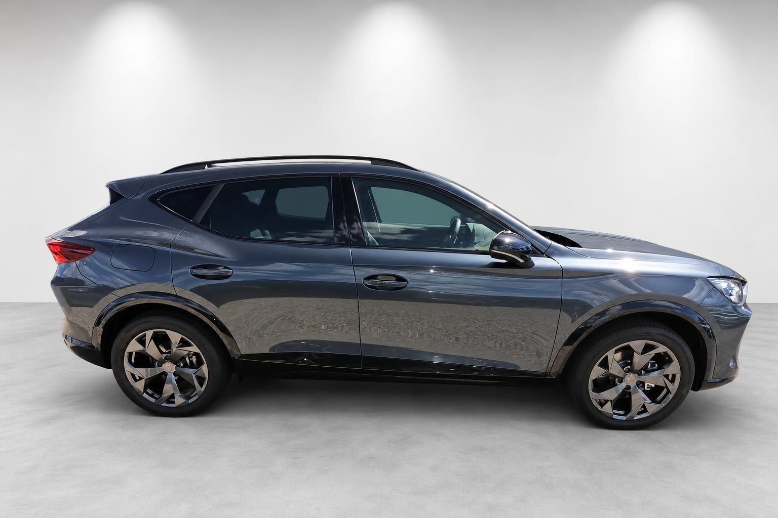 Cupra Formentor Seitenansicht, grau metallic im Studio