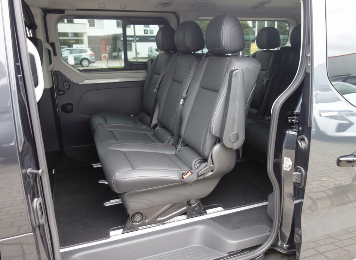 Mercedes-Benz V-Klasse Innenraum mit schwarzen Ledersitzen und geöffneter Schiebetür