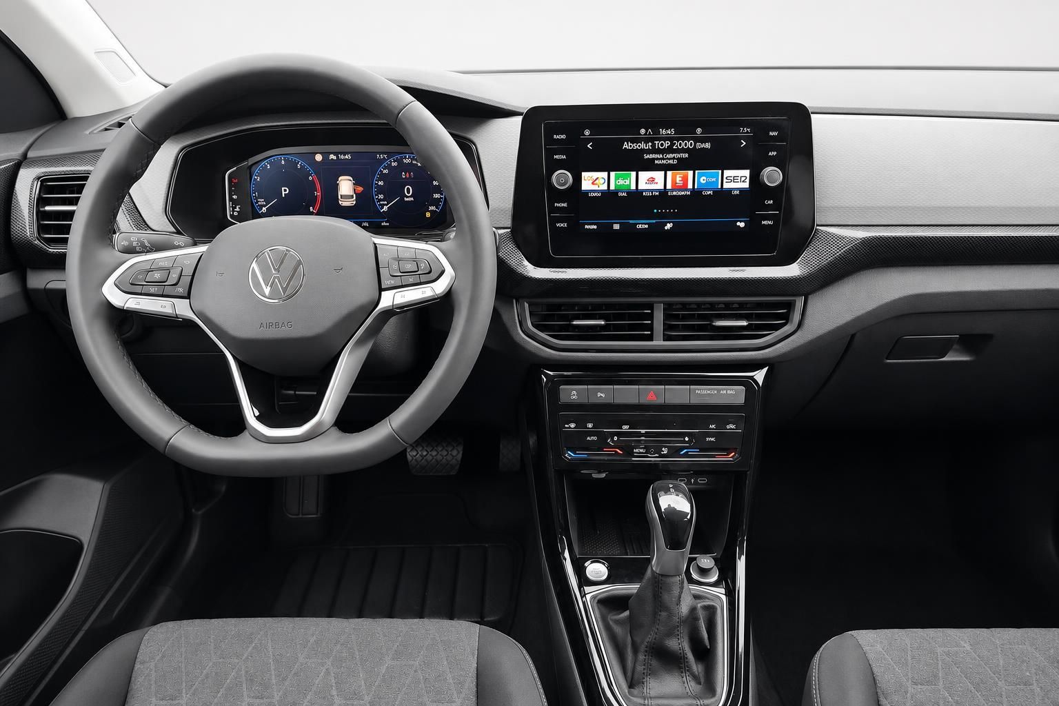 VW Cockpit mit Lenkrad, Digitaltacho und Touchscreen Infotainment