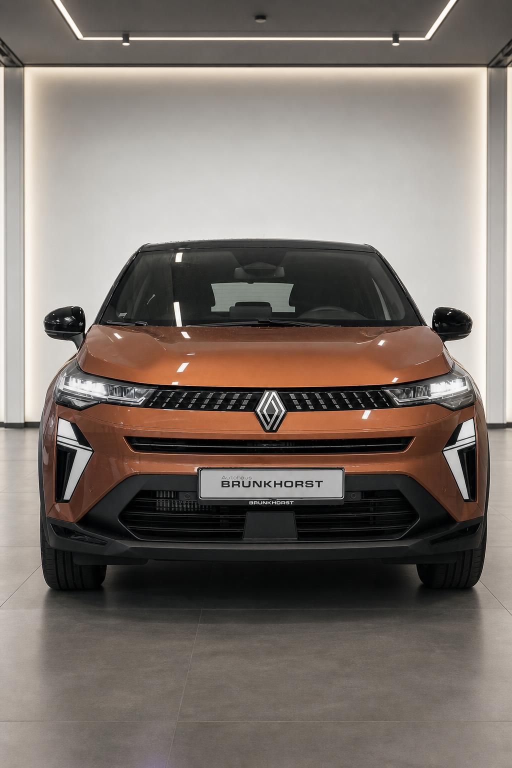 Renault SUV orange Frontansicht bei Autohaus Brunkhorst im Showroom