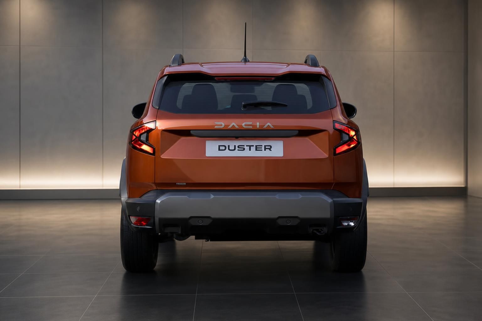 Dacia Duster in Orange, Heckansicht im Showroom