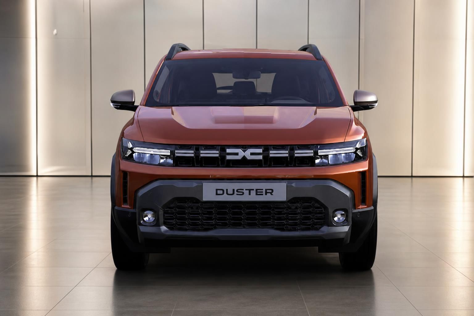Dacia Duster orange Frontansicht mit Kennzeichenhalter im Studio