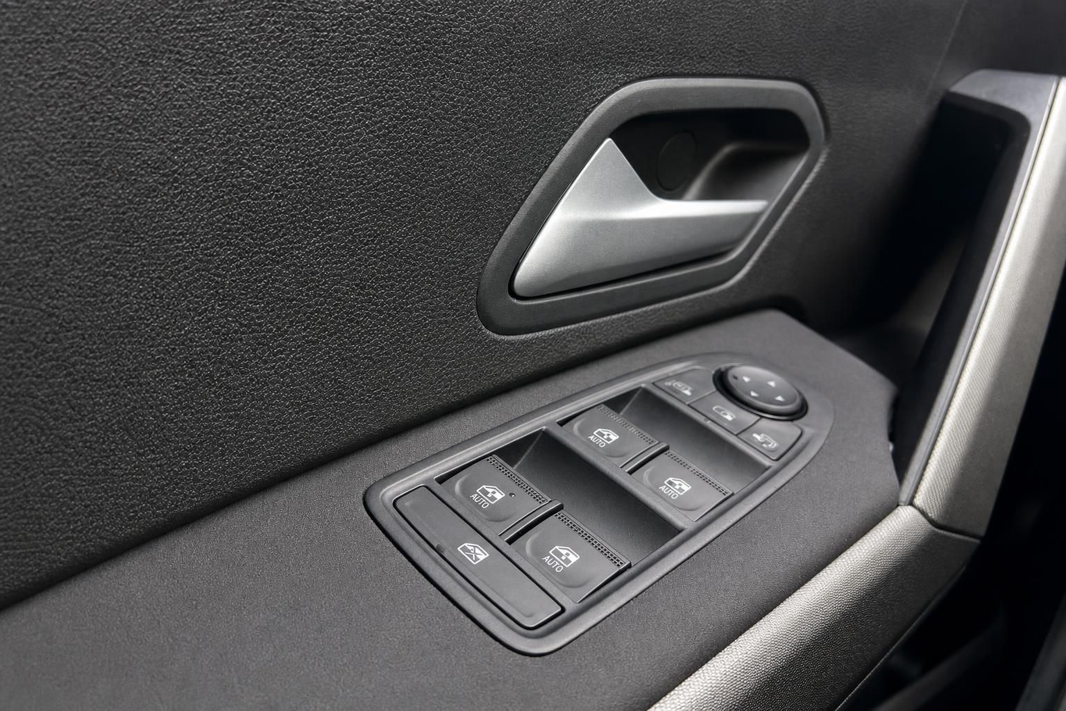Fahrzeug Türverkleidung mit Fensterheber und Türgriff Detail
