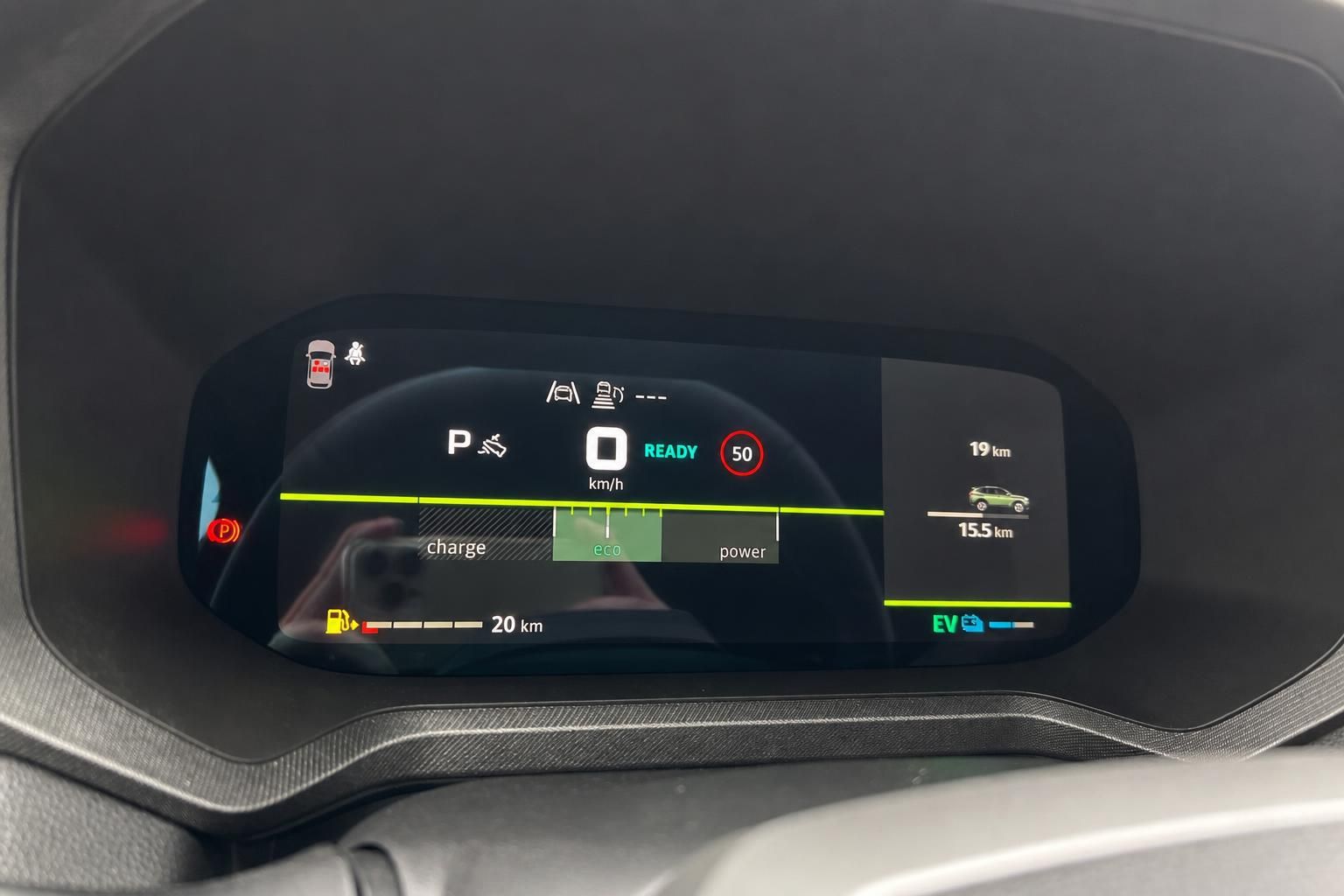 Digitales Kombiinstrument eines Elektrofahrzeugs mit Reichweitenanzeige und Fahrmodus-Display
