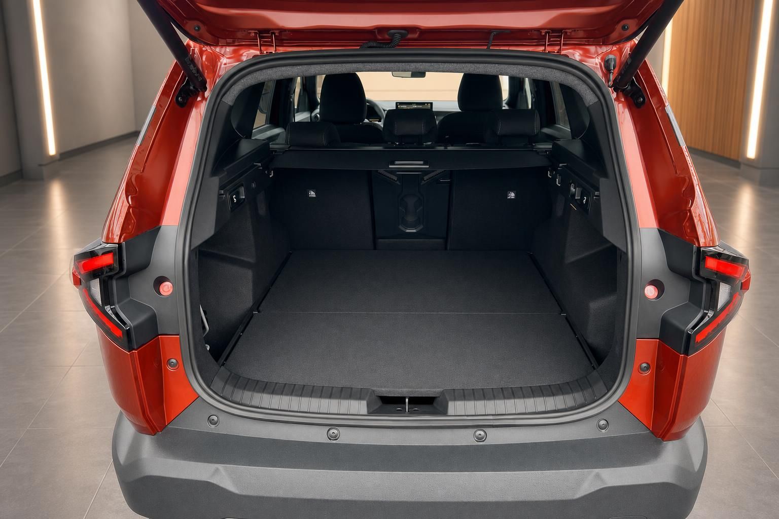 Kofferraum eines roten SUVs mit geöffneter Heckklappe und umgeklappten Rücksitzen